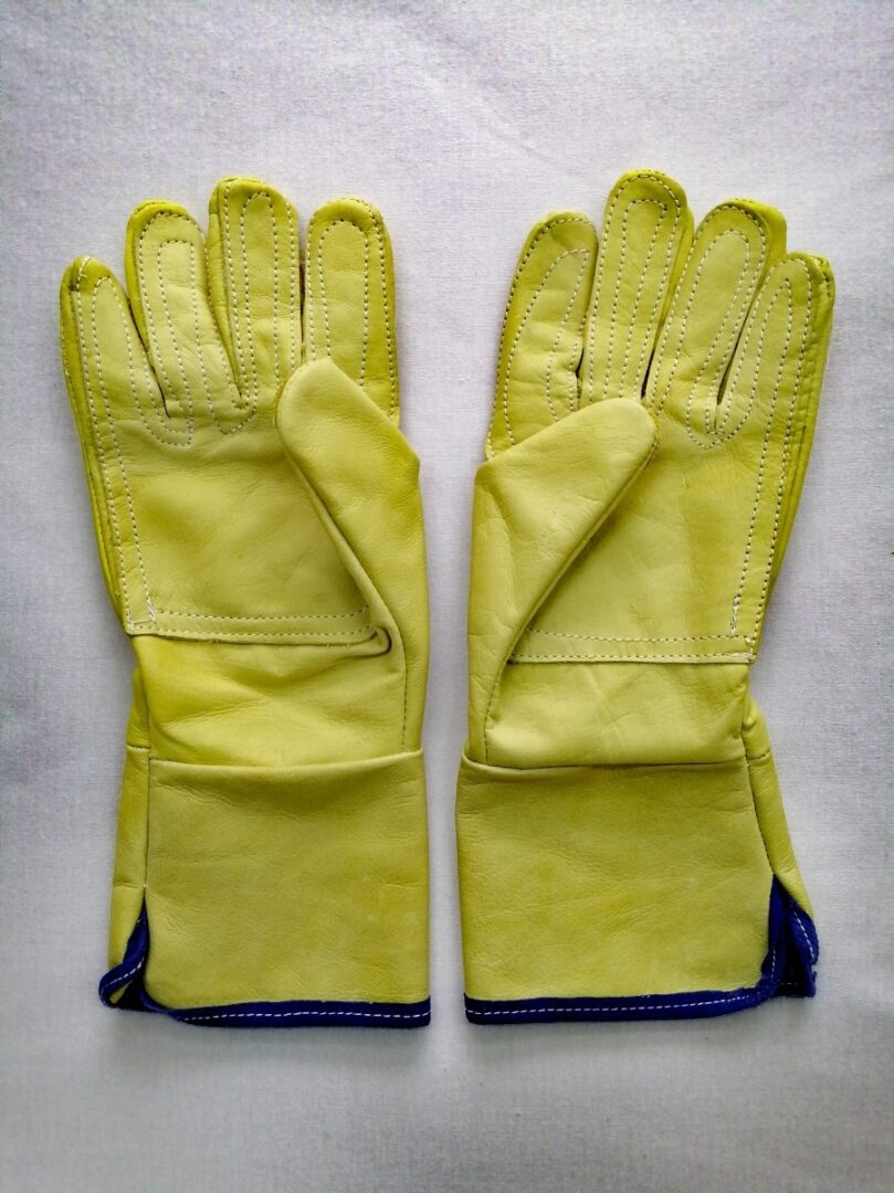Foto de las manos en guantes de un ingeniero soldador de gas en