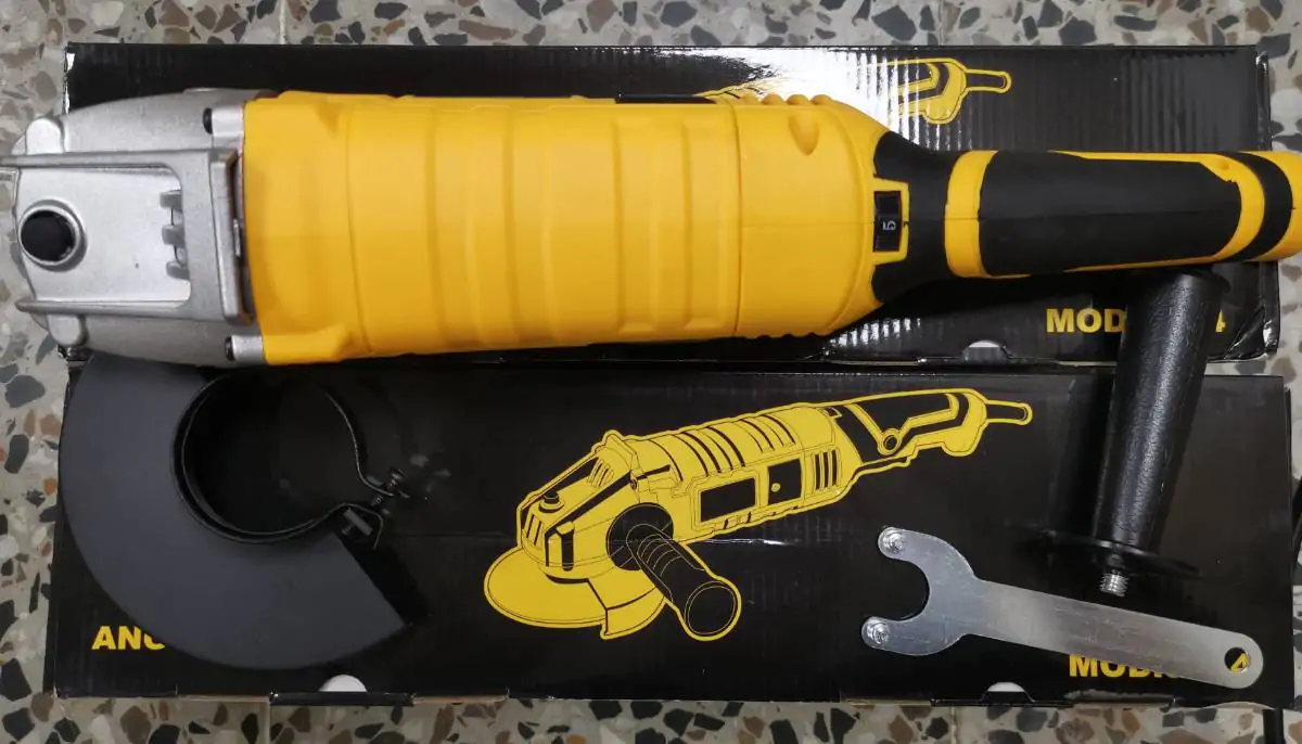 carpintero-trabaja-arbol_1157-18920_800x