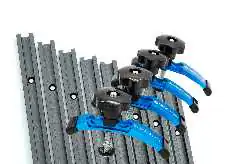 Juego de pistas y abrazaderas en T